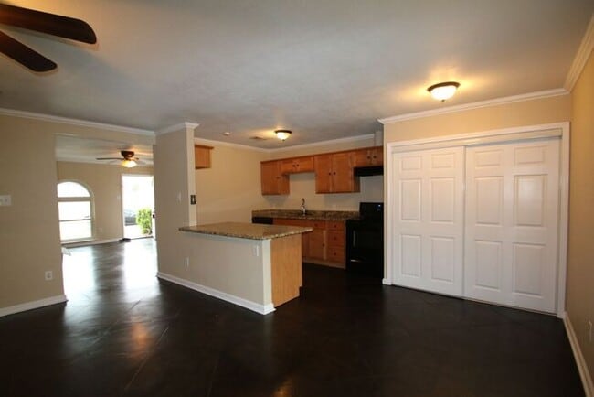 Building Photo - ~ Gorgeous 3 Bedroom 2 Bathroom Home ** La...