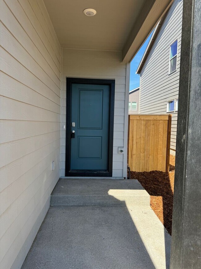 Photo - 4 bedroom 2.5 bathroom in Marcola Meadows! House