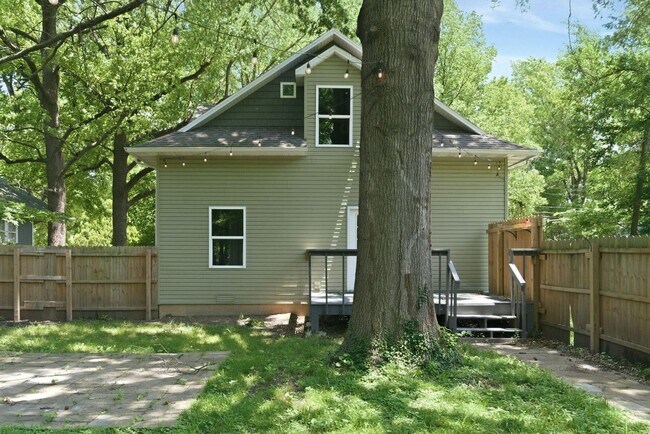Building Photo - Updated 4-bedroom, 2-bath home in the Rountree neighborhood
