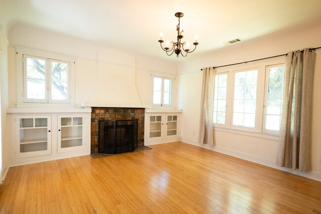 Building Photo - 1726 N Los Robles Ave