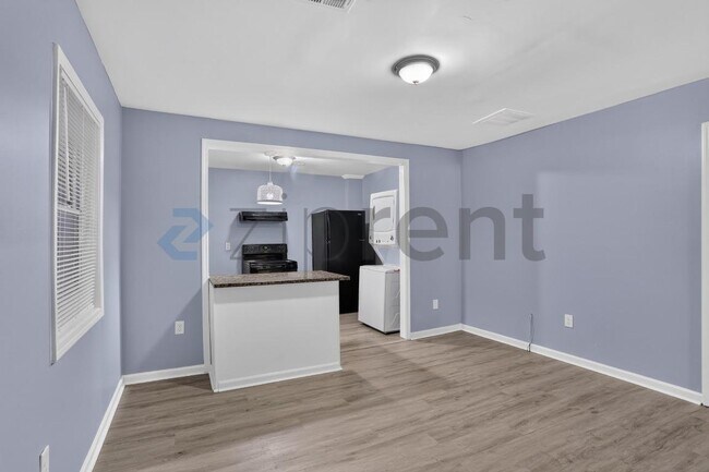 Building Photo - Unit B