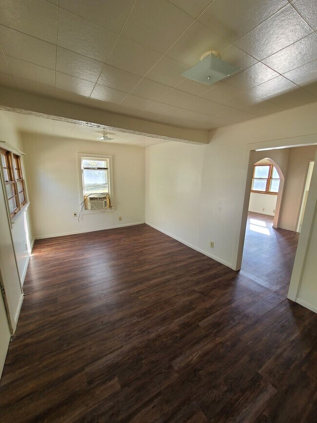 Building Photo - 2 Bedroom Single Family home with Large Fe...