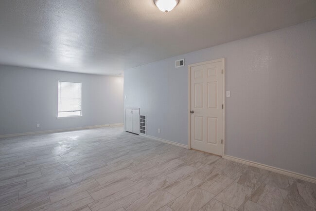 Building Photo - 202 Live Oak Dr