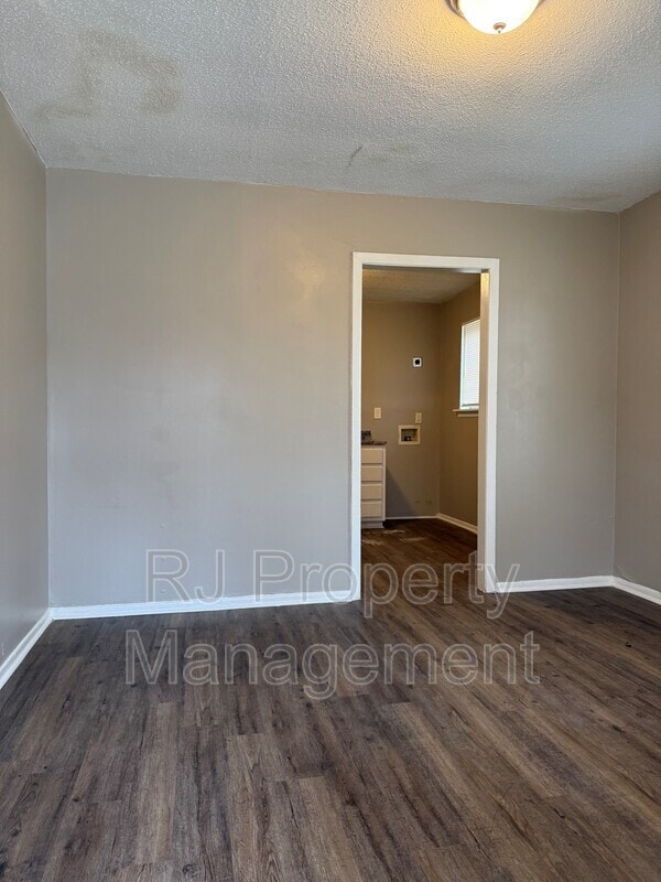 Building Photo - 2365 Dexter Ave