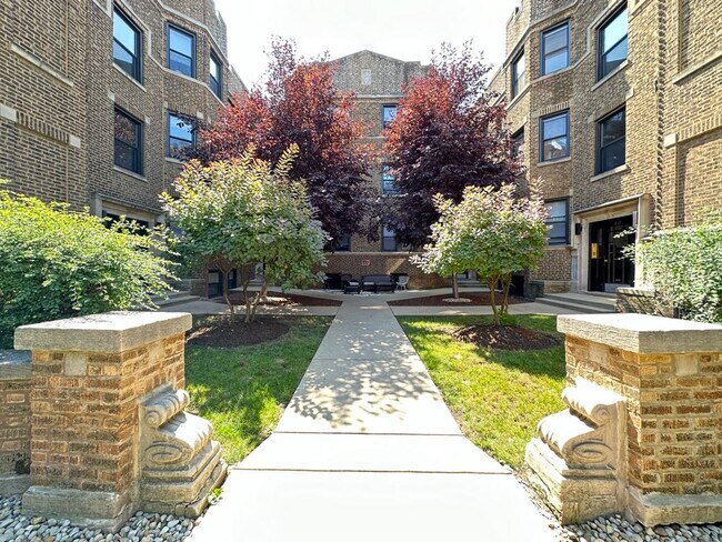 Building Photo - 629 W Cornelia