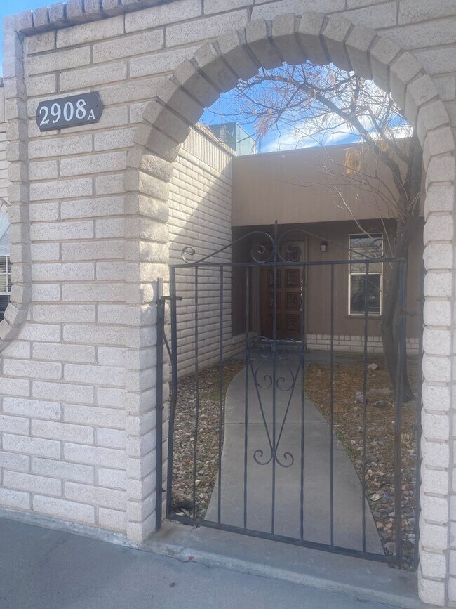 Building Photo - Cute Townhouse in Telshor Area, Available ...