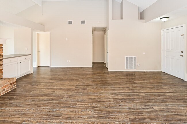 Building Photo - 11811 Meadowchase Dr