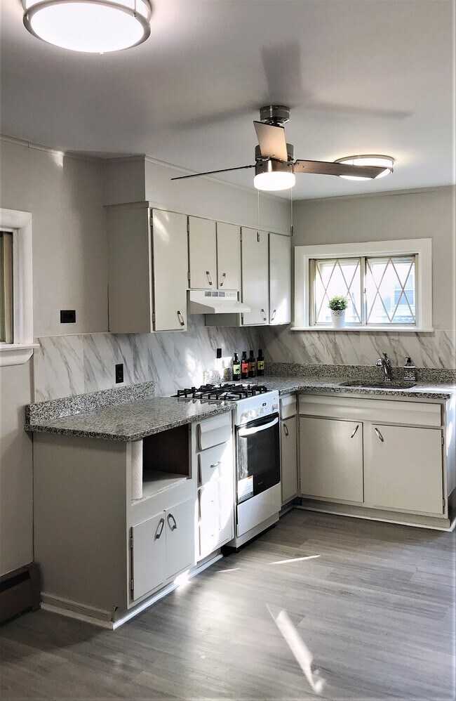 Kitchen - 2646 E Toronto St