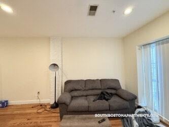 Building Photo - 550 E 3rd St