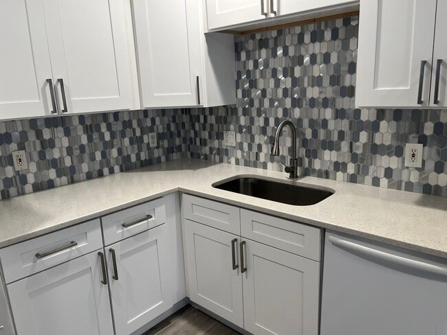 Building Photo - 4712 Golfview Blvd