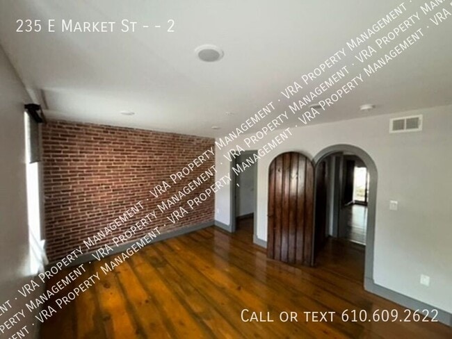 Foto del edificio - 235 E Market St