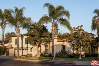Building Photo - 1650 S Crest Dr
