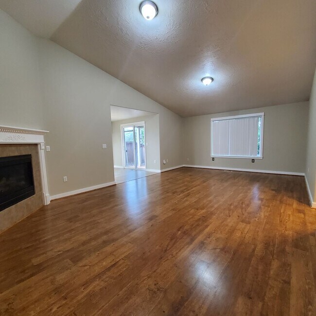 Foto del edificio - 3 Bedroom Home, Pet Friendly, with a fence...