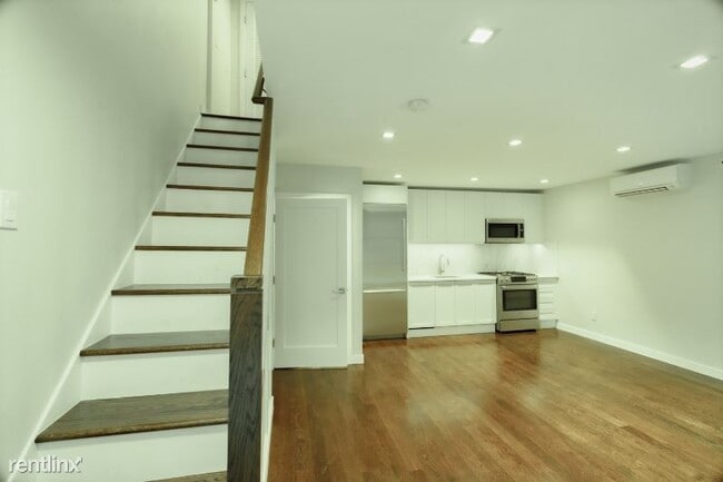 Building Photo - 2 br, 3 bath House - 275 Mott St