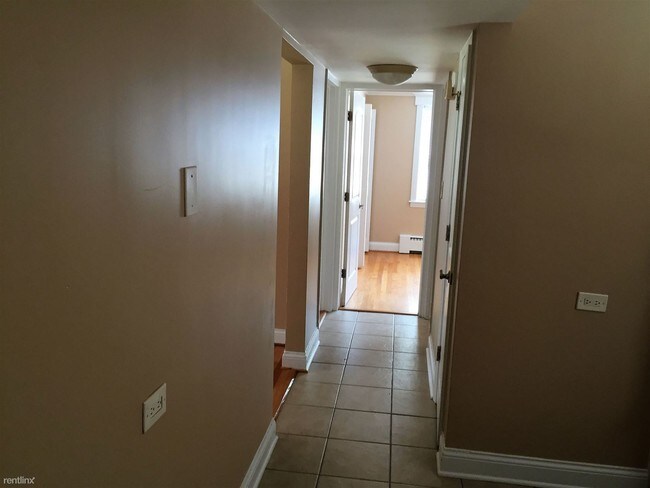 Building Photo - 2 br, 1 bath Apartment - 5856 W Higgins Ave