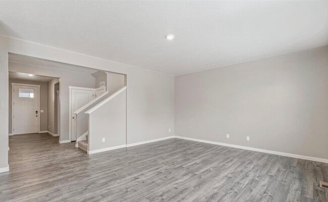 Building Photo - Spacious 5-Bedroom Home Including All Appl...