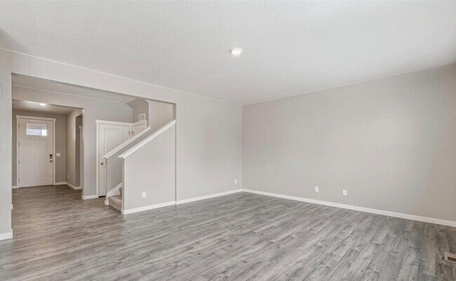 Foto del edificio - Spacious 5-Bedroom Home Including All Appl...