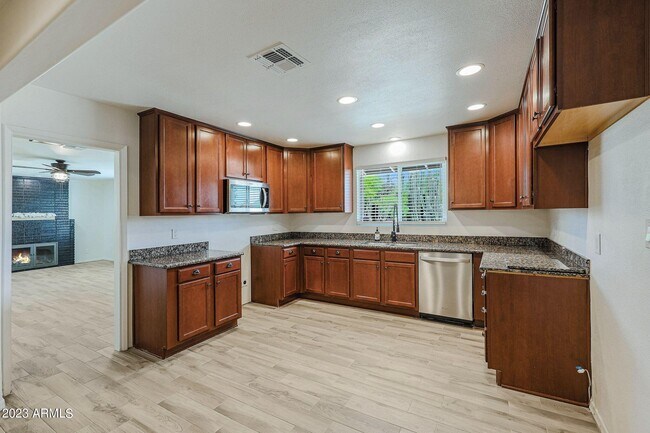Foto del edificio - 2411 W Cheery Lynn Rd