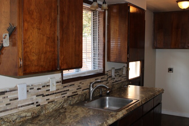 Foto del edificio - 10915 SW Hall Blvd