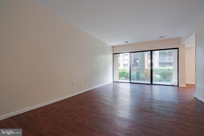 Building Photo - 9700 Kingsbridge Dr