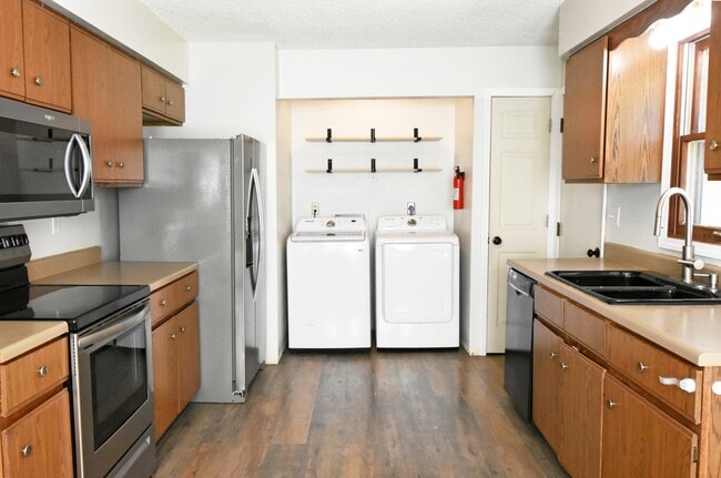 Building Photo - 30 Bayberry Ln