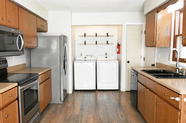 Foto del edificio - 30 Bayberry Ln
