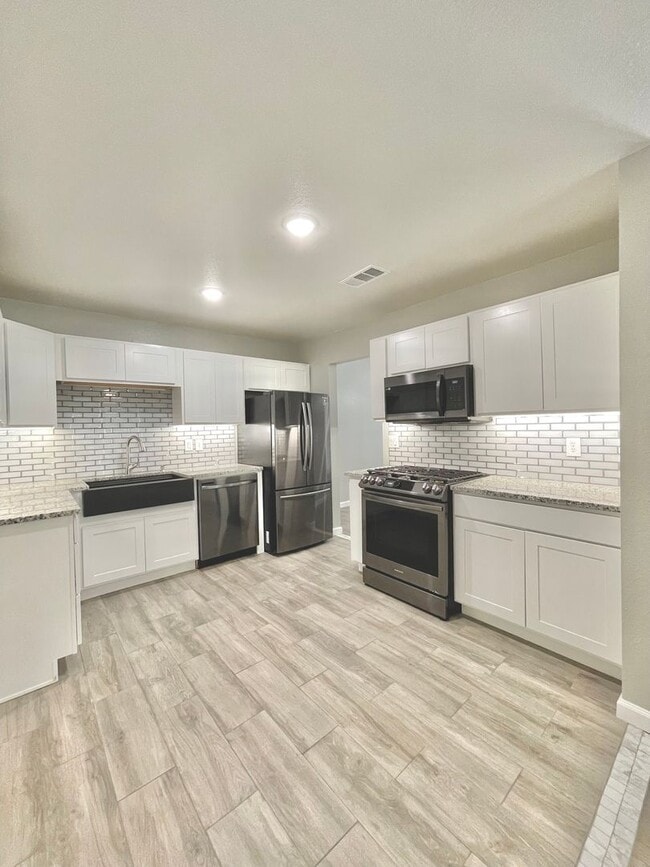 Building Photo - Recently Renovated 3 Bedroom 2 Bath Home n...