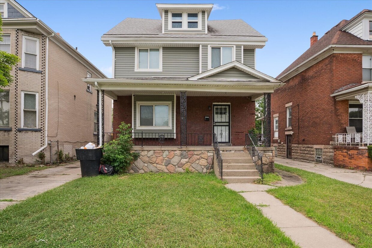 Foto principal - $1625 Fully remodeled, spacious 4 bedroom ...