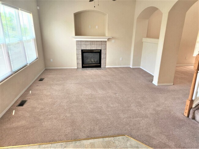 Foto del edificio - 796 Ridgebury Pl