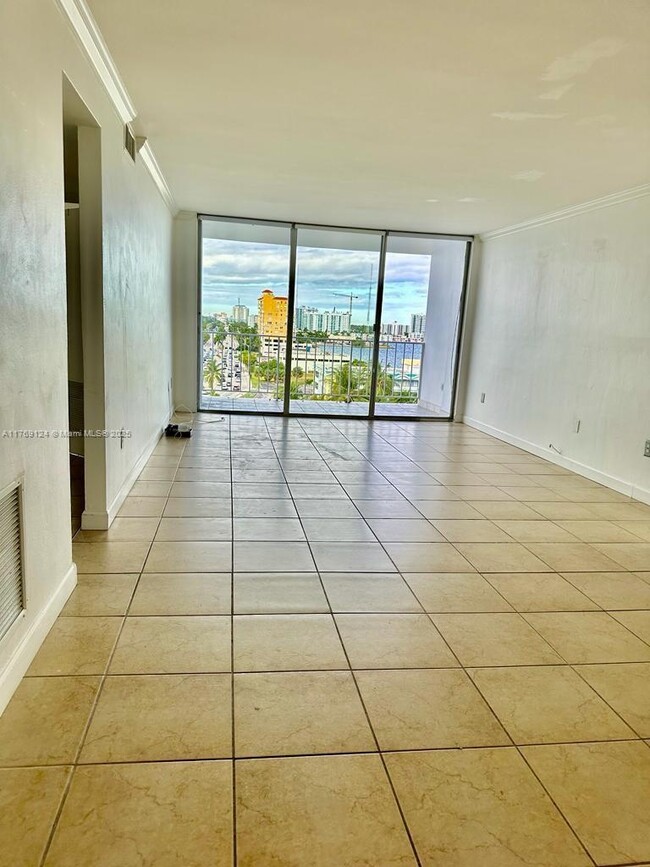 Foto del edificio - 1865 79th Street Causeway