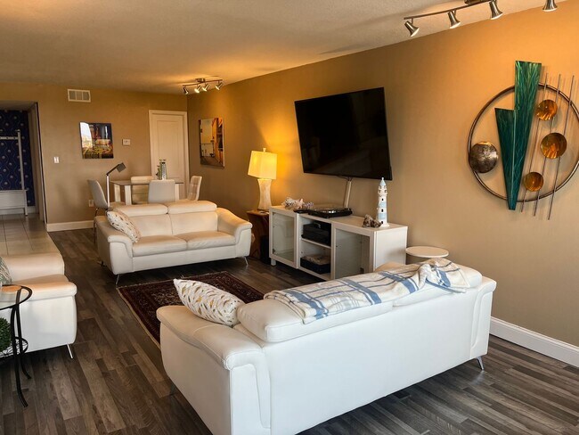 Foto del edificio - Stunning 2 bed 2 bath condo with terrific ...