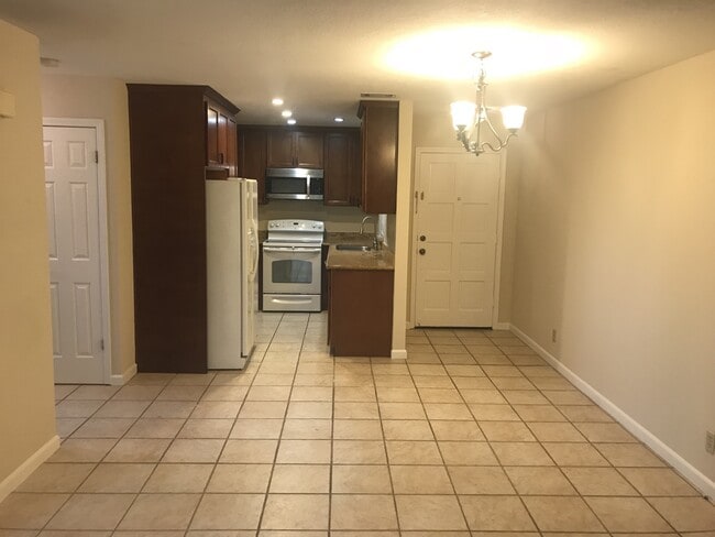 Building Photo - Beautiful 2 bed + 2 bath condo convenientl...