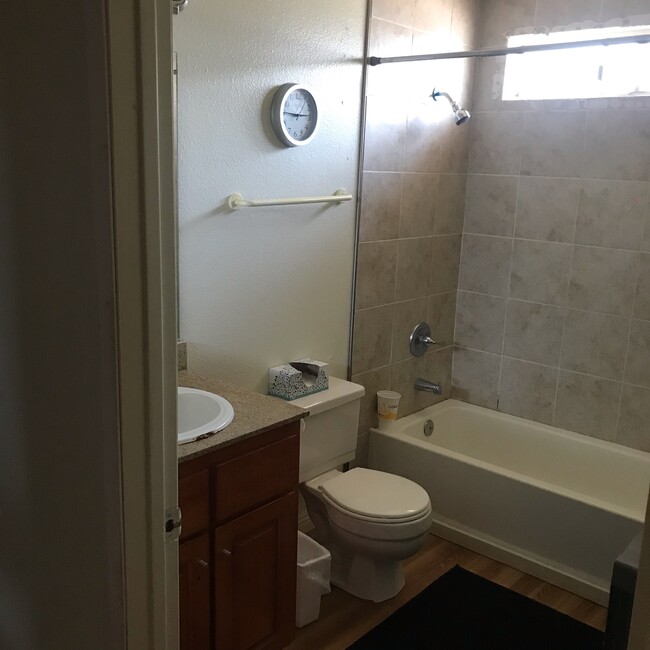 Second full bath - 3557 Kenora Dr