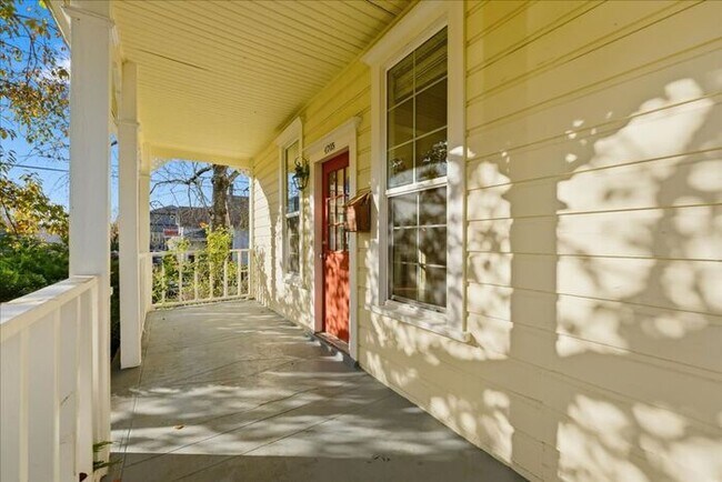 Building Photo - Charming Updated Home in SE Portland!