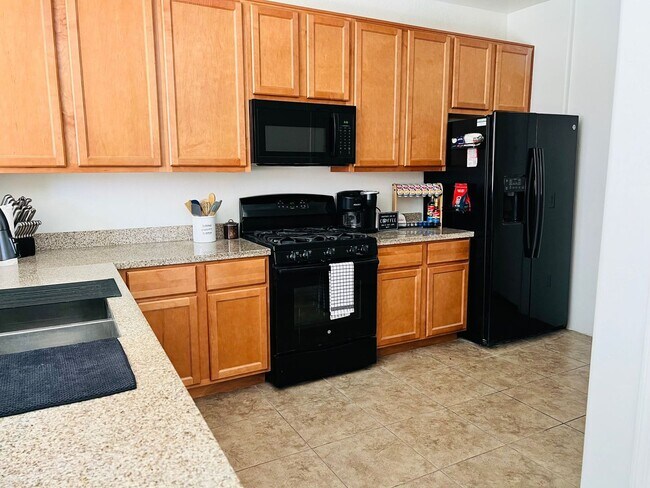 Foto del edificio - Furnished monthly rental home with all uti...