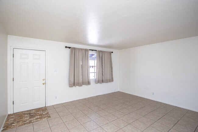 Building Photo - 1405 E Orange St