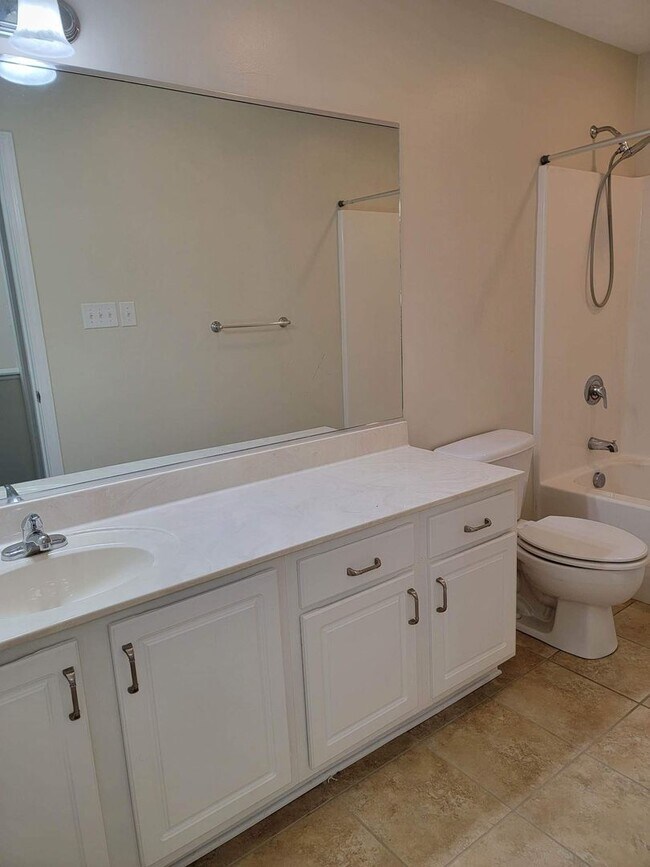Foto del edificio - 4-Bedroom Townhome in Amberdale