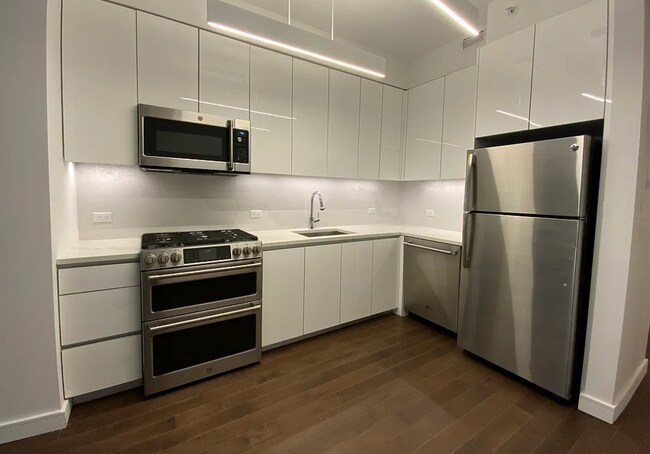 Foto del edificio - 511 W 36th St.