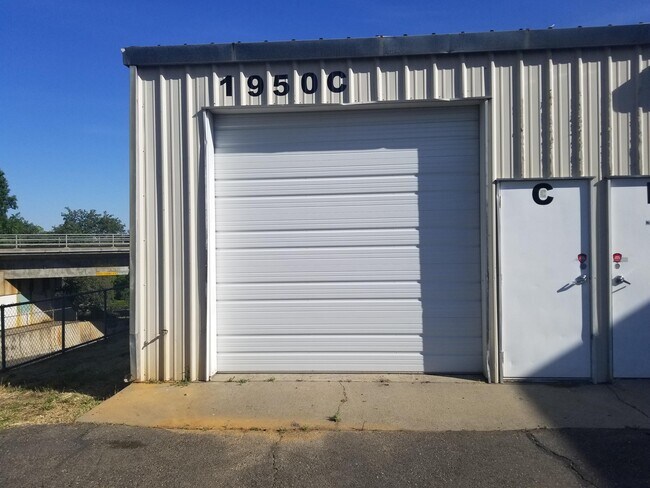 Foto del edificio - 1950 Kitrick Ave