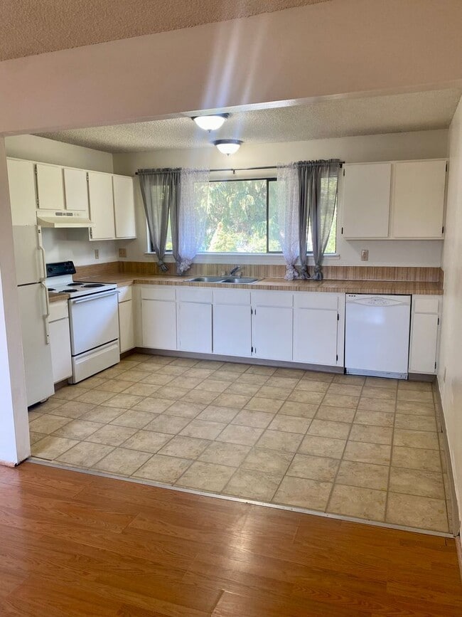 Building Photo - 2 bed 1 bath Duplex - Water/Sewer and Garb...