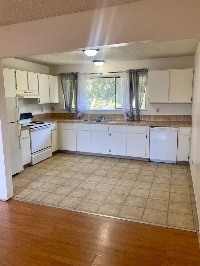 Foto del edificio - 2 bed 1 bath Duplex - Water/Sewer and Garb...