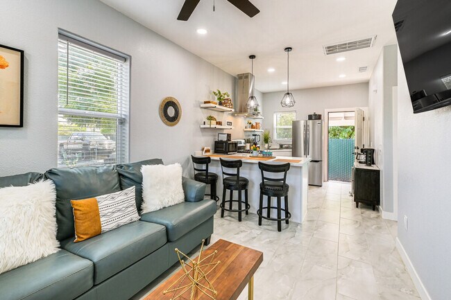 Building Photo - 226 E 10th St