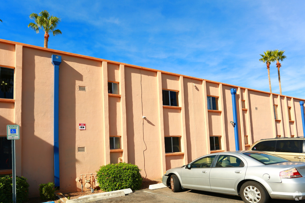 Building Photo - La Sabre Apartments