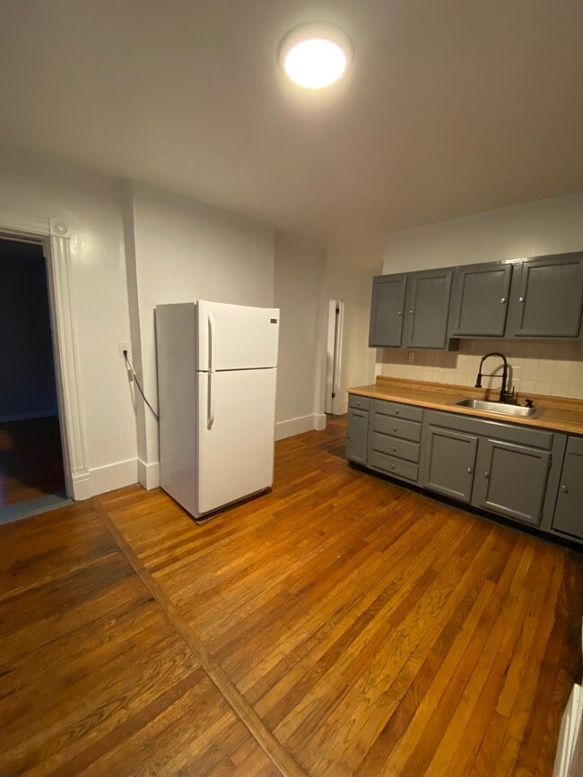 Foto del edificio - 12 Courtney Ave