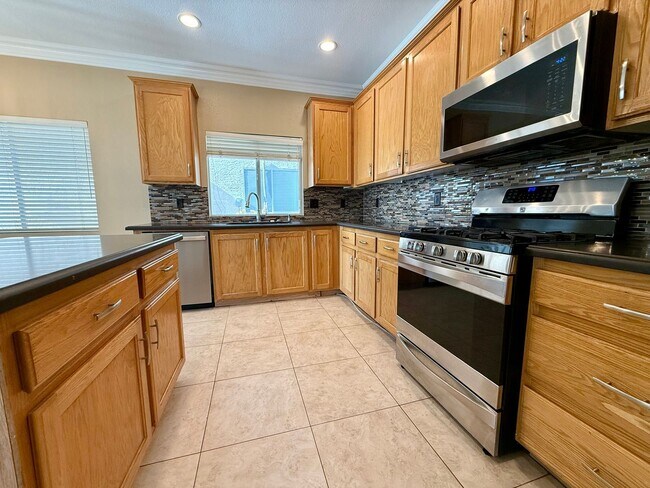 Building Photo - Elegant 3/BD 2.5/BA Home with Grand Stairc...