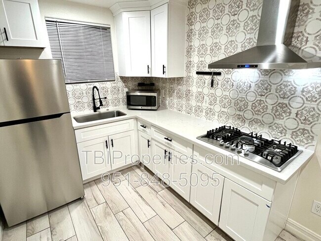 Foto del edificio - 5063 Pearblossom Dr