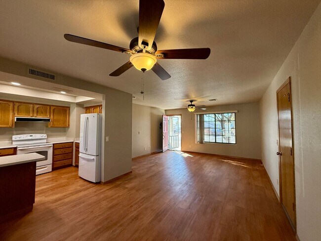 Foto del edificio - PENDING Long term - Unfurnished - Pool Home