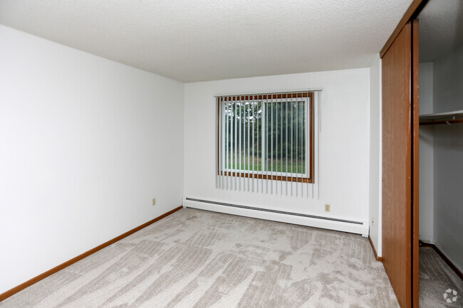 1BR, 1BA - 670SF - Surrey Gardens Apartments