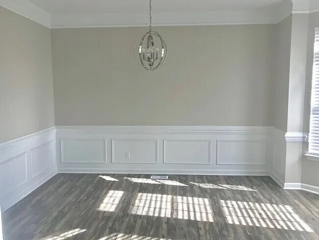 Foto del edificio - MUST SEE this Gorgeous 5 Beds 3 Bath home ...