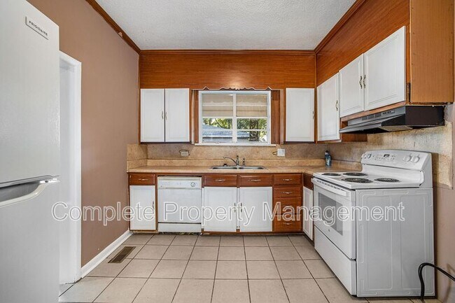 Building Photo - 817 4th Ave N